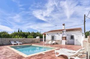 フリヒリアナにあるLa casita de Sergioのプールと家のあるヴィラ