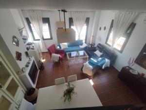 una vista aérea de una sala de estar con muebles azules en La Jara , Chalet Pareado, en El Real de la Jara