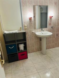 y baño con lavabo, espejo y lavabo. en La Ligonne en Marillac