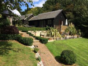 uma casa com jardim e uma casa com relvado em Blackthorn is a luxurious, rural retreat for two. em Icklesham