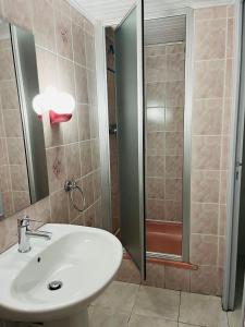 een badkamer met een wastafel en een douche bij La Ligonne in Marillac