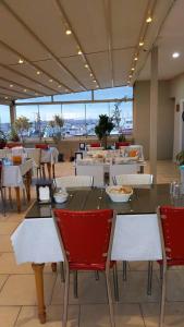 イスタンブールにあるHOTEL DUNAYの眺めの良いテーブルと椅子付きのレストラン