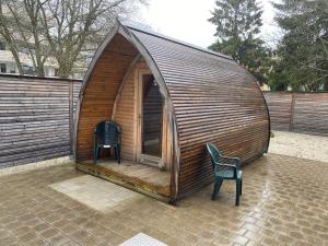 ein kleines Holzhaus mit einem Stuhl darin in der Unterkunft FeWo Waldsee mit Pool und Sauna inklusive in Sankt Englmar