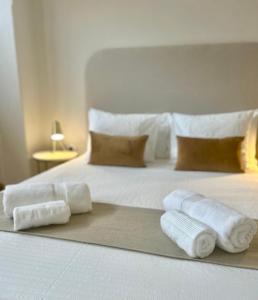 a bed with three rolled up towels on it at ÉPOCA in Santa Cruz de la Palma