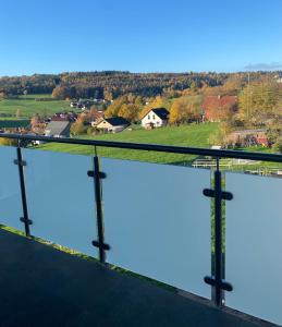 een uitzicht vanaf de top van een gebouw met uitzicht op het water bij Ferienwohnung Kuschelecke in Michelstadt