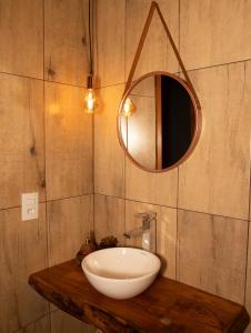 大普拉亞的住宿－Chalé Marrocos com Hidromassagem Pousada Índios Coroados，浴室设有白色水槽和镜子
