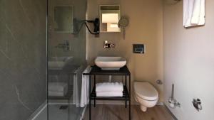 Ett badrum på Velour Hotel Spa Restaurant