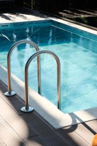 A piscina localizada em Velour Hotel Spa Restaurant ou nos arredores