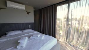 Säng eller sängar i ett rum på Velour Hotel Spa Restaurant
