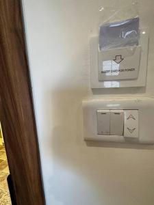 un interruptor de luz en una pared con una caja. en 7/ Antica jabalal-lwebdeh, en Amán 15 fotos más