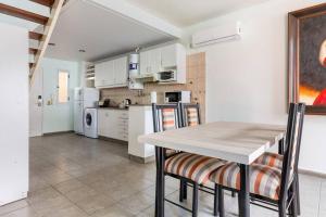 a kitchen and dining room with a table and chairs at Simplemente Mendoza ! Unica ! in Godoy Cruz