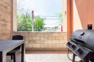 a patio with a stove and a table and a window at Simplemente Mendoza ! Unica ! in Godoy Cruz