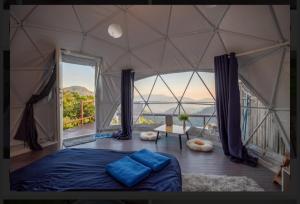 una camera da letto con una grande tenda con una grande finestra di ฮักวิว ม่อนแจ่ม a Mon Jam