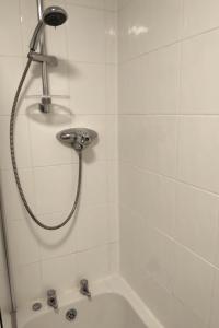 eine Dusche mit Duschkopf in einem Badezimmer in der Unterkunft Oliver Wests Beautiful 2 Bedroom Sleeps 4 Apartment in Scarborough