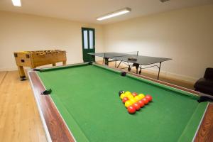 pokój ze stołem bilardowym i piłkami do ping ponga w obiekcie Swifts Retreat w mieście Buxton