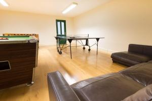 salon ze stołem do ping ponga i kanapą w obiekcie Swifts Retreat w mieście Buxton