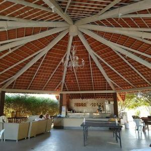 einen großen Pavillon mit einem Tisch und Stühlen in der Unterkunft RECANTO OJAMA in Abadiânia