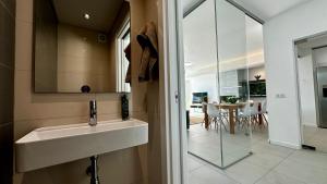 Un baño con lavabo, espejo y mesa. en Moon by Check-in Portugal, en Albufeira