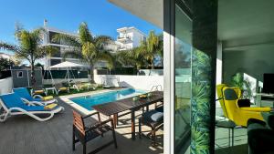 Un patio con mesa y sillas junto a una piscina. en Moon by Check-in Portugal, en Albufeira 21 fotos más