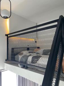 una jaula de metal con una cama en un estante en RENJANA BED AND BREAKFAST, en Yogyakarta