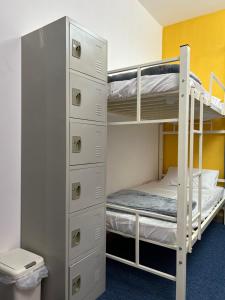 Un pat sau paturi într-o cameră la Basil Hostel