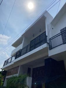 un edificio blanco con un balcón en el lateral. en RENJANA BED AND BREAKFAST, en Yogyakarta