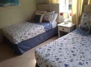 1 dormitorio con 2 camas con sábanas azules y blancas en Villa Mares en Playa Bonita ,coson Las Terrenas, en Cosón