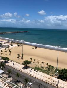 vistas a una playa con palmeras y al océano en Apto Terraços do Atlântico, en Fortaleza