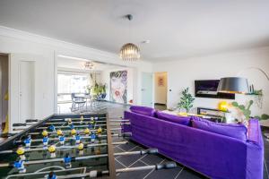 ein Wohnzimmer mit lilafarbenen Möbeln und einem lila Sofa in der Unterkunft Pop Art Loft über den Dächern von Koblenz in Koblenz