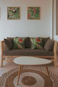 sala de estar con sofá y mesa de centro en Studio magnifique vue sur mer, en Saint Martin