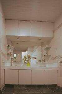 baño con 2 lavabos y espejo grande en Studio magnifique vue sur mer, en Saint Martin