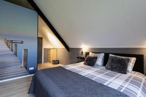 Un pat sau paturi într-o cameră la Het Waterhoentje