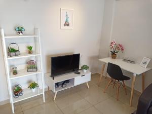 TV a/nebo společenská místnost v ubytování Georgetown, Up to 6 Pax, 3 Bedrooms, 1 Car Park by Star Home