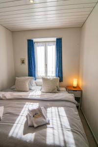 two beds in a room with a window at Paultina by Arosa Holiday in Arosa