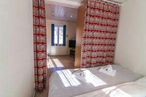 a room with a bed and curtains in it at Paultina by Arosa Holiday in Arosa