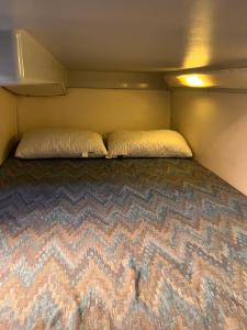 昂蒂布Bateau plaisance hotel Antibes的一间小卧室,配有两张位于拖车内的床铺