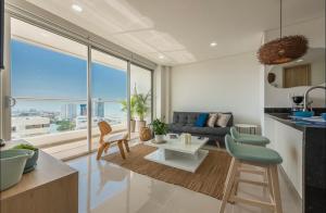 cocina y sala de estar con vistas al océano en ESPECTACULAR APARTAMENTO PISO ALTO CON EXCELENTE VISTA AL MAR y A LA CIUDAD AMURALLADA, en Cartagena de Indias