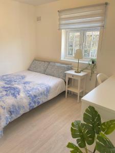 1 dormitorio con cama, mesa y ventana en Big Shadwell House Close Station and Tower Bridge, en Londres