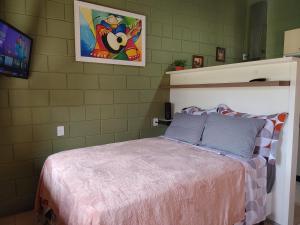 Giường trong phòng chung tại Tiny House Perfeita para Casais
