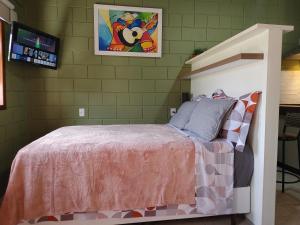 Giường trong phòng chung tại Tiny House Perfeita para Casais