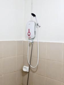 een witte douche in een betegelde badkamer bij Calapan Transient Molave L48 in Calapan