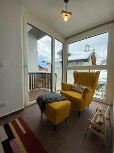 Ruang duduk di Cozy apartment near the slopes