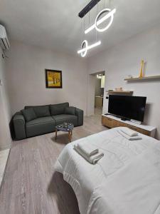 ein Wohnzimmer mit einem Bett und einer Couch in der Unterkunft Studio near US Embassy with balcony in Tirana + 1 Foto