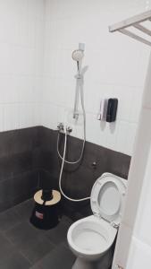 ein Bad mit Dusche und WC in der Unterkunft Villa Takasima Berastagi in Berastagi
