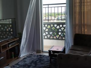 - un salon avec une grande fenêtre et un canapé dans l'établissement Millan Homes, à Mombasa