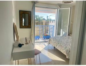 Schlafzimmer mit einem Bett, einem Schreibtisch und einem Balkon in der Unterkunft Casa Muralla del Alcazar Viejo in Córdoba