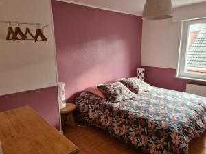 Schlafzimmer mit einem Bett, einem Tisch und einem Fenster in der Unterkunft Opal'In in Gravelines