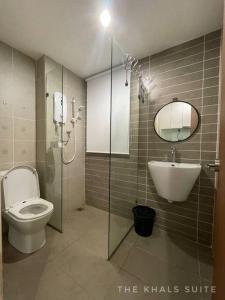 Ένα μπάνιο στο The Khals Suite@Kozi Square
