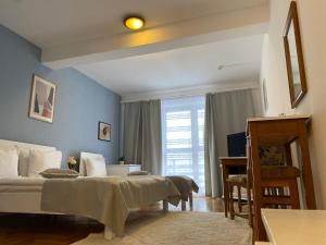 um quarto com uma cama grande e uma janela em Royal Boutique Hotel Poiana Brasov em Poiana Brasov