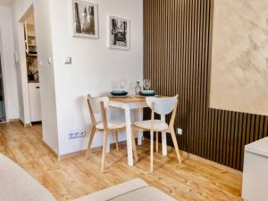 una sala da pranzo con tavolo e 2 sedie di NEUES Apartment in Top Lage, free Parking max 1,65m Höhe und 1,8m Breite a Karlsruhe